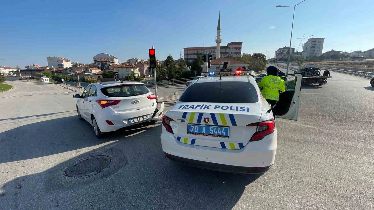 Karaman'da kavşakta otomobil ile motosiklet çarpıştı, motosiklet sürücüsü yaralandı