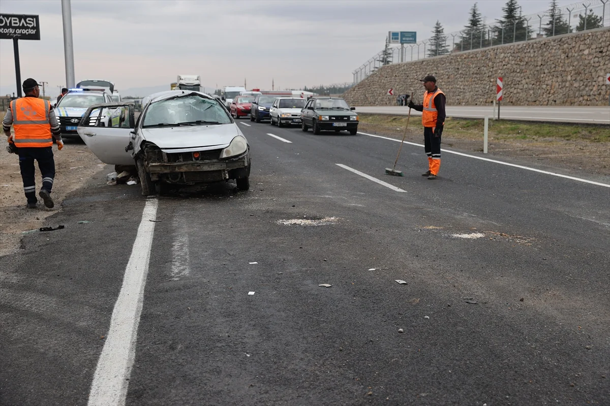 Nevşehir-Aksaray yolunda iki otomobil çarpışıp devrildi, 7 kişi yaralandı