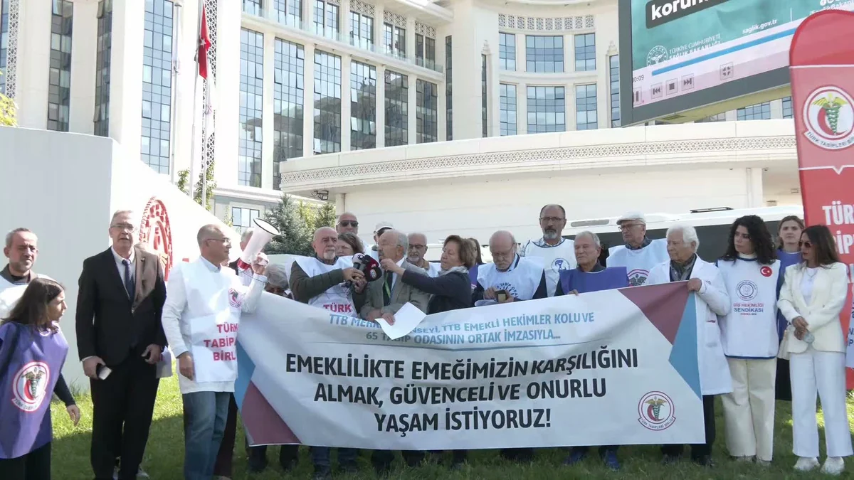 TTB, emekli hekim aylıkları yoksulluk sınırı için Sağlık Bakanlığı önünde eylem yaptı