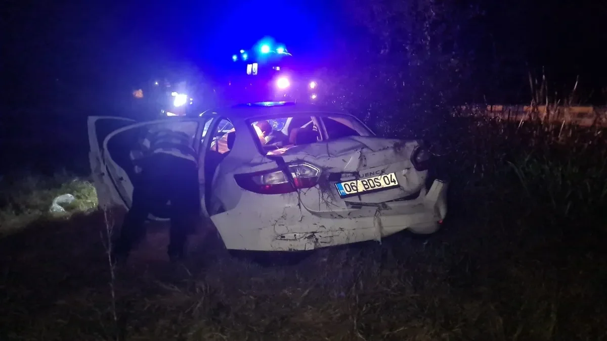 Zonguldak Çaycuma’da kontrolden çıkan otomobil araziye savruldu: Sürücü ve 3 yolcu yaralı - 3