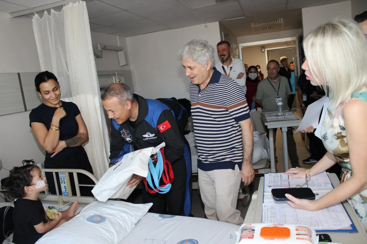 Akdeniz Üniversitesi'nde 11 astronot kanser tedavisi gören çocuklara moral verdi