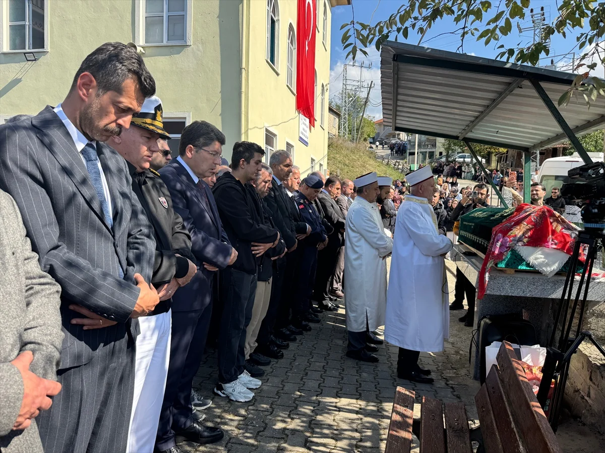 Başakşehir'de bıçaklı saldırıda ölen 10 yaşındaki öğrenci Bartın'da defnedildi