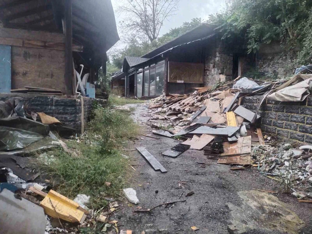 Beykoz Çubuklu'da dükkanı boşaltılan Murat Metin Yıldız, Ağaoğlu'na tepki gösterdi.