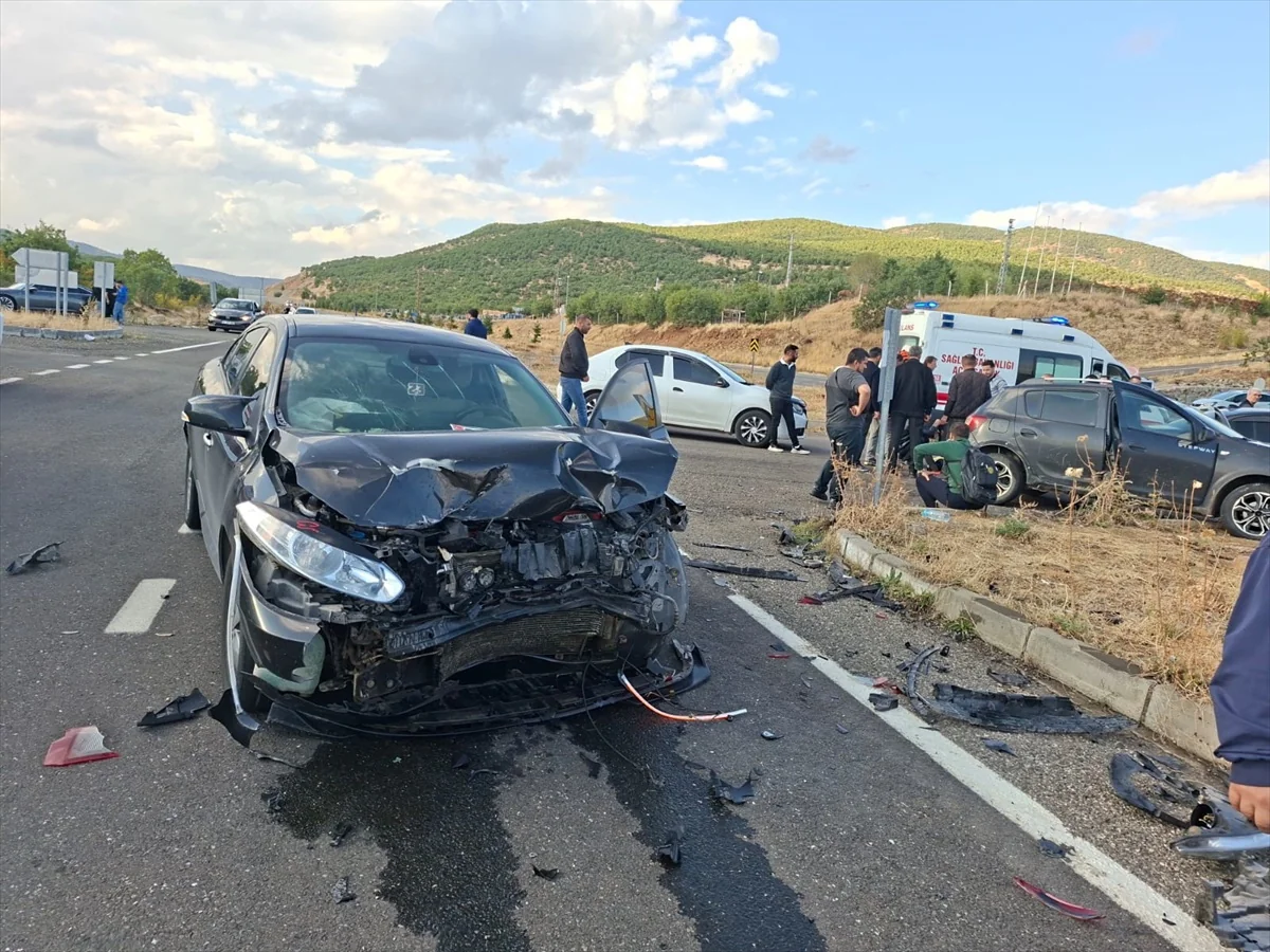 Bingöl-Sancak kara yolunda iki otomobil çarpıştı, kazada 3 kişi yaralandı