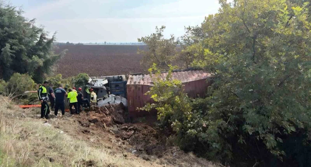 Bursa Karacabey'de çekici tarlaya uçtu, sürücü yaralanarak hastaneye kaldırıldı