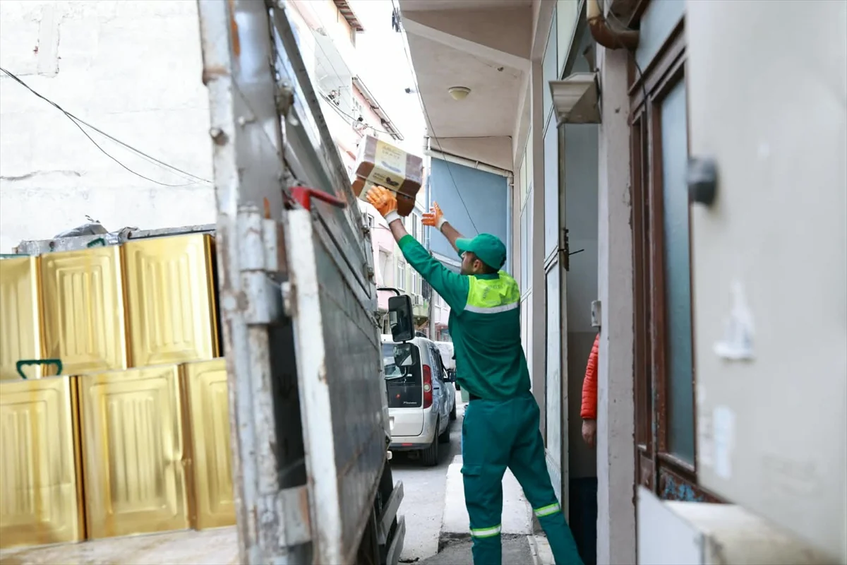 Bursa Osmangazi'de ruhsatsız depodaki yaklaşık 6,5 ton gıda imha edildi