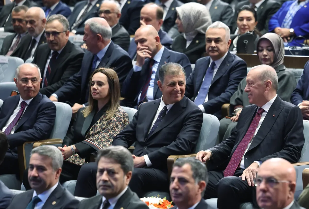Cumhurbaşkanı ve AK Parti Genel Başkanı Recep Tayyip Erdoğan, AK Parti Kongre Merkezi'nde düzenlenen AK Parti Milletvekilleri ile Yasama Yılı Açılış Toplantısı'na katıldı. Toplantıda, İzmir Büyükşehir Belediye Başkanı Cemil Tugay da yer aldı. (Foto: AA)