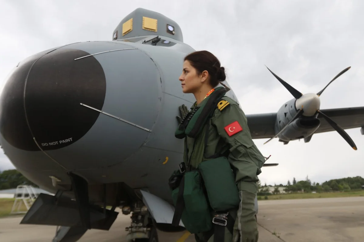 Deniz Kuvvetlerinde bir ilki başardı! İlk kadın pilot olarak tarihe geçti