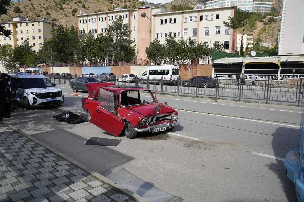 Durakta bekleyen otobüse çarptı! Feci kaza kamerada: 2 yaralı