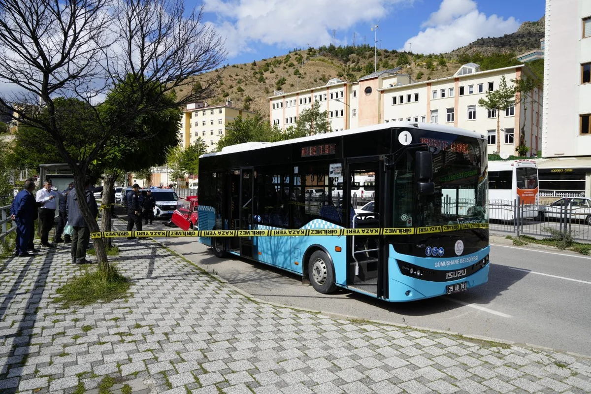 Durakta bekleyen otobüse çarptı! Feci kaza kamerada: 2 yaralı