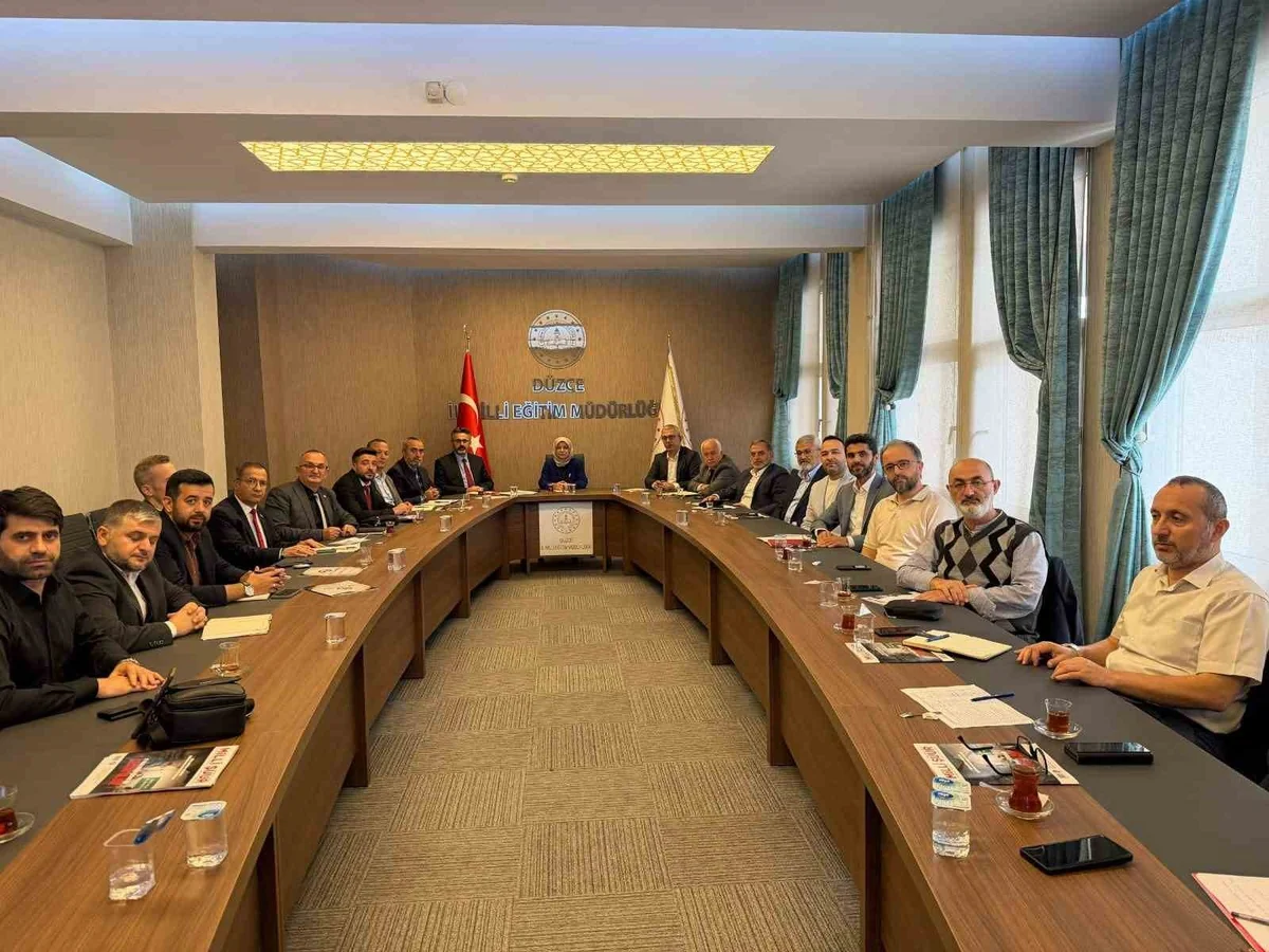 Düzce'de imam hatip okulları müdürleri Gülşen Özer başkanlığında toplandı
