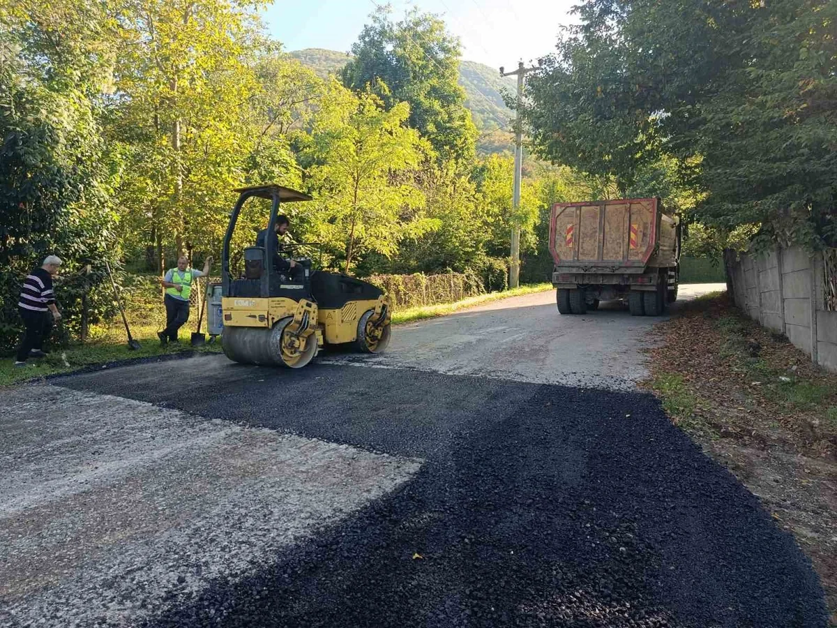 Düzce Gölyaka'da Gökçedere ve Taşlık köylerinde asfalt yama çalışmaları tamamlandı