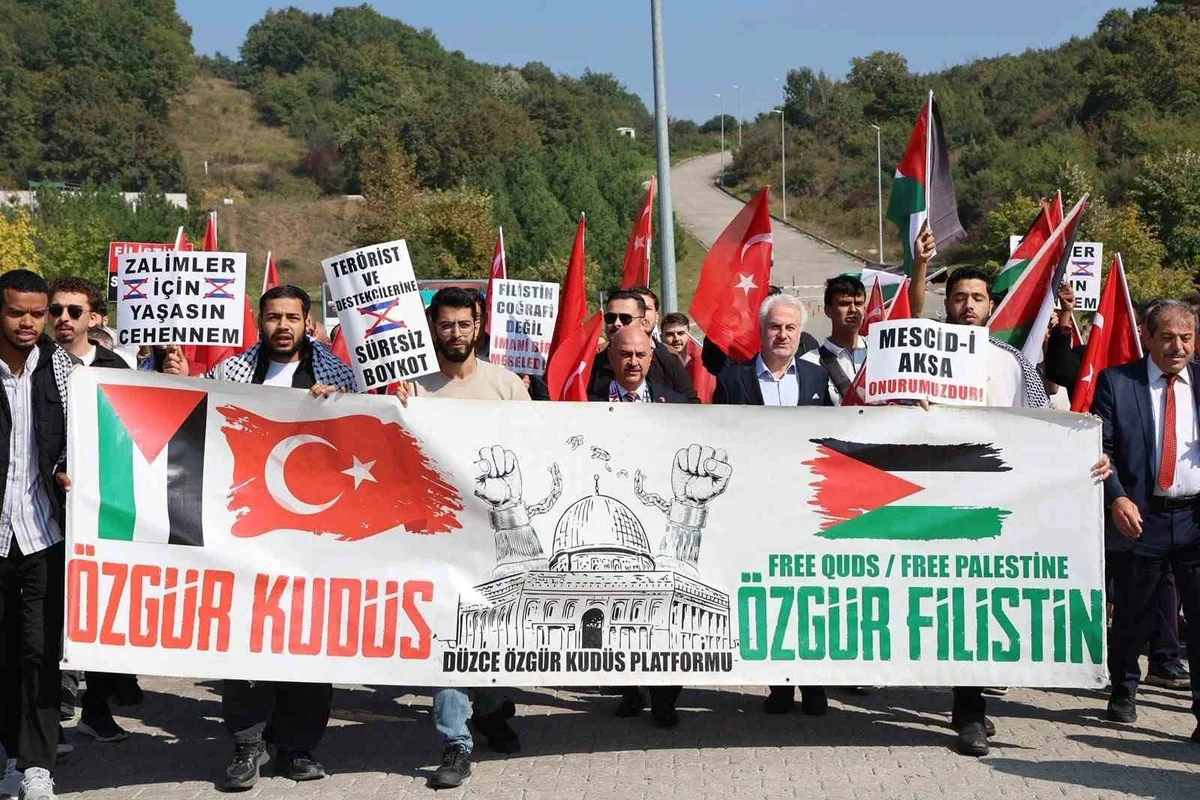 Düzce Üniversitesi'nde Filistin'e destek yürüyüşüne Rektör Nedim Sözbir katıldı