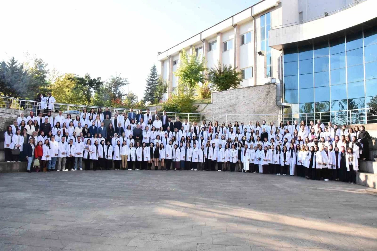 Düzce Üniversitesi'nde son sınıf öğretmen adayları önlüklerini ilk kez giydi