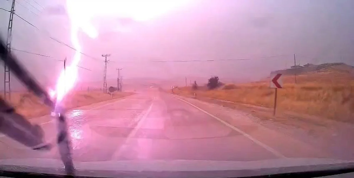 Elazığ-Pertek karayolunda aracın yakınına yıldırım düştü, o anlar kameraya yansıdı