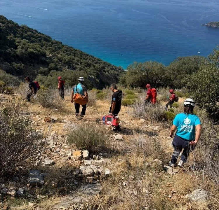 Fethiye Babadağda Rus yamaç paraşütü pilotu kayalıklara çakıldı