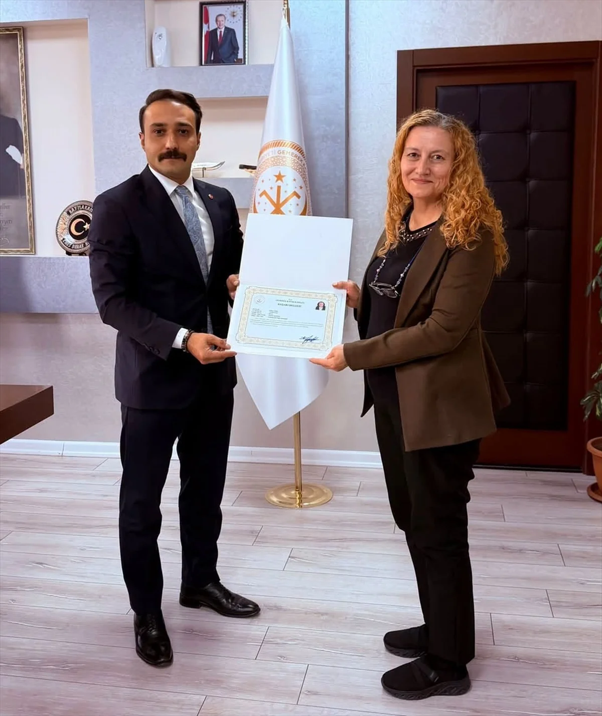 Gemerek Kaymakamı Koca, tayini İncesu'ya çıkan müdür Berk'e başarı belgesi verdi