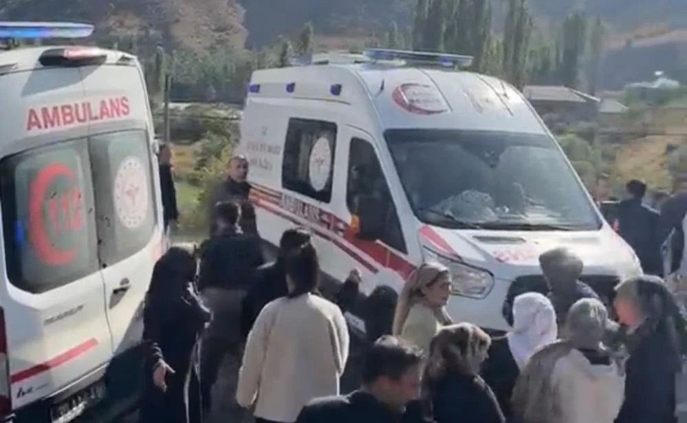 Hakkari'de can pazarı! Araçlar kafa kafaya çarpıştı, ölü ve yaralılar var