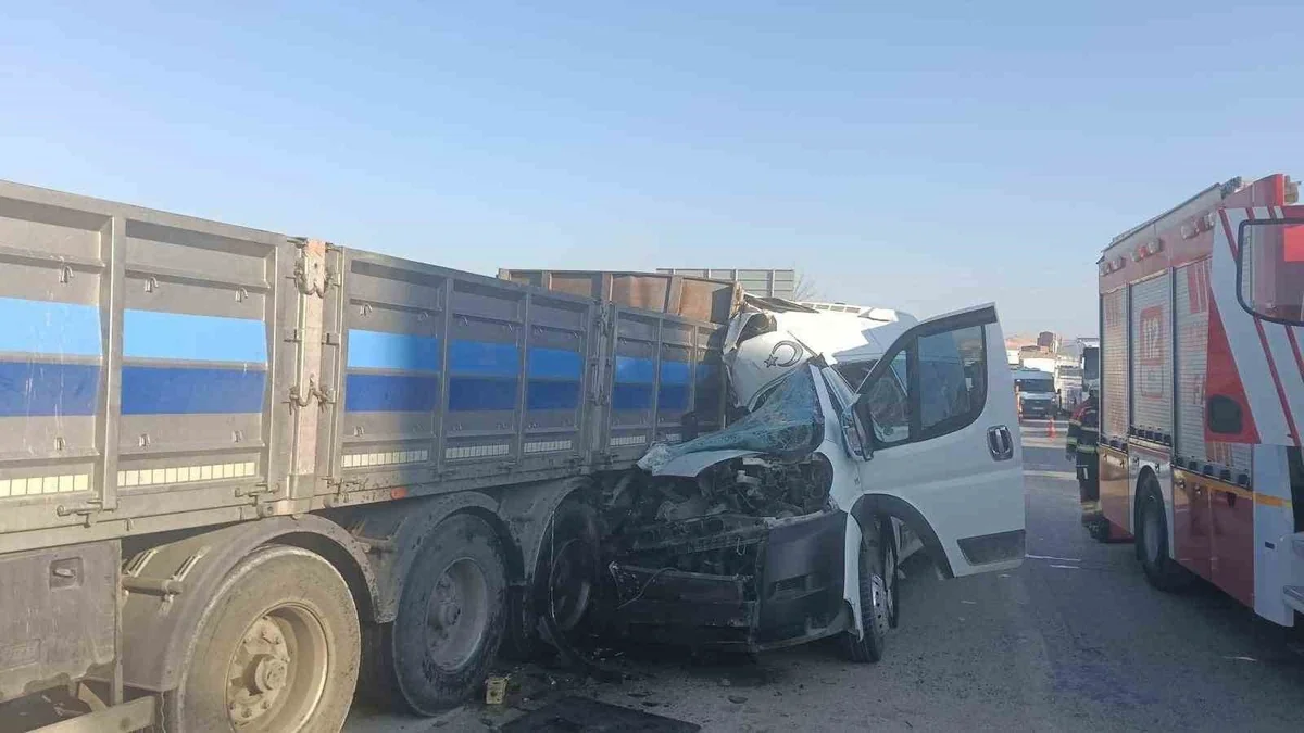 Kırıkkale'de minibüs emniyet şeridinde bekleyen tıra arkadan çarptı, 1 kişi yaralandı
