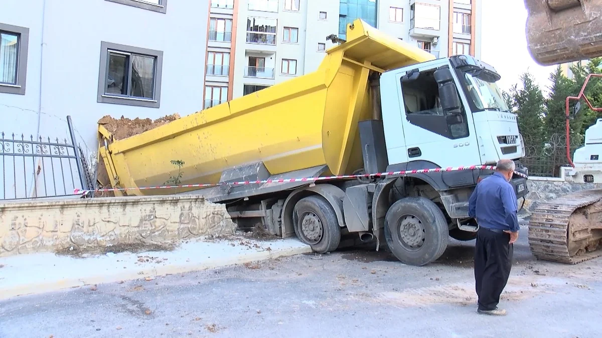 Pendik'te freni boşalan kamyon 6 katlı binanın iş yerine girdi, şoför yaralandı