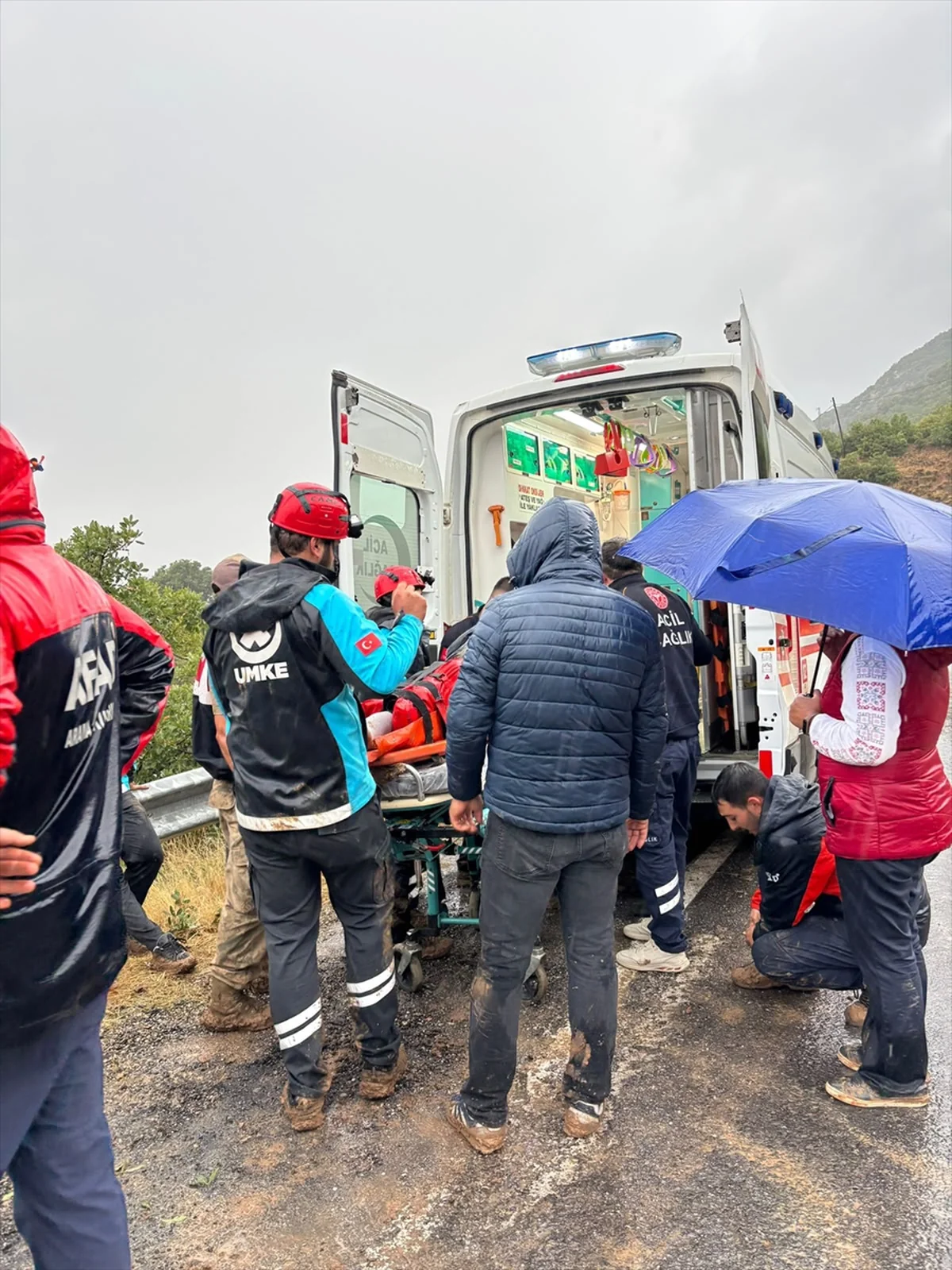 Tunceli Nazımiye'de ekipler, kapalı köy yolunda yaralıyı 2 saatte ambulansa ulaştırdı