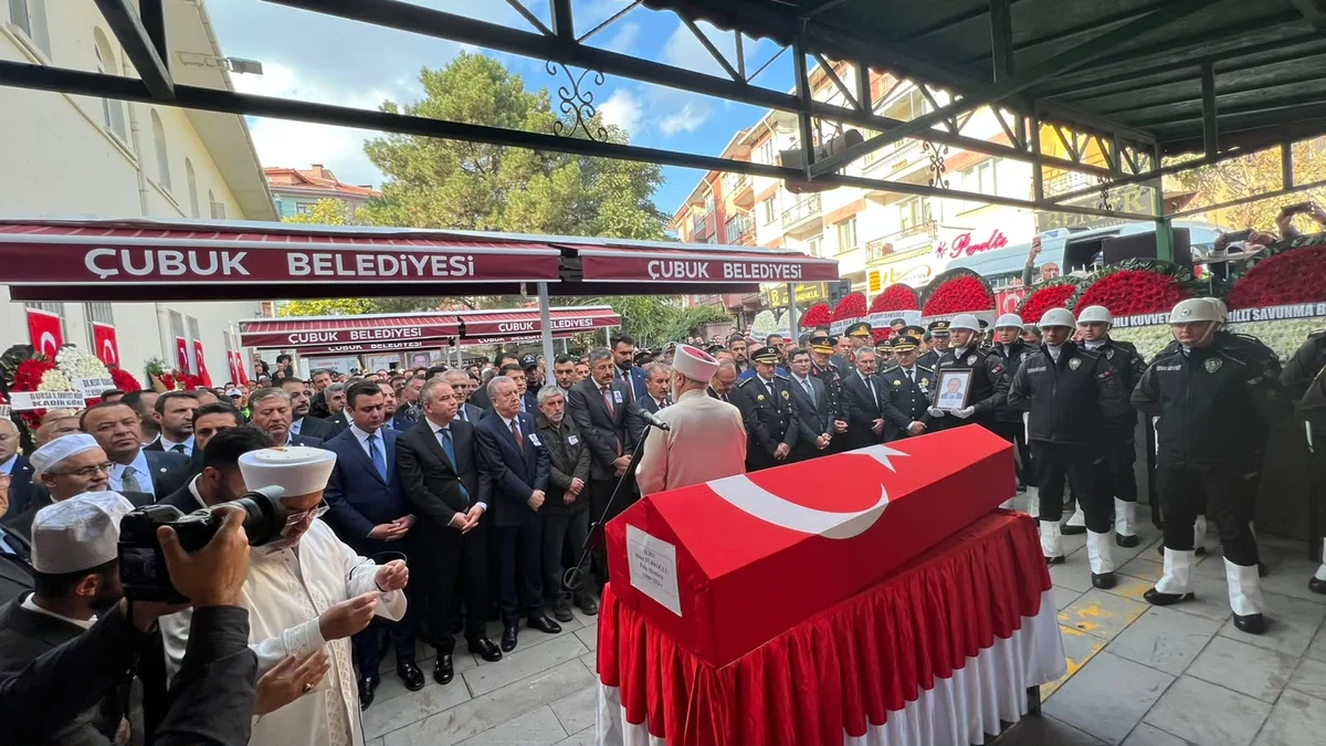 Uygulama noktasında şehit edilen polis memuru toprağa verildi