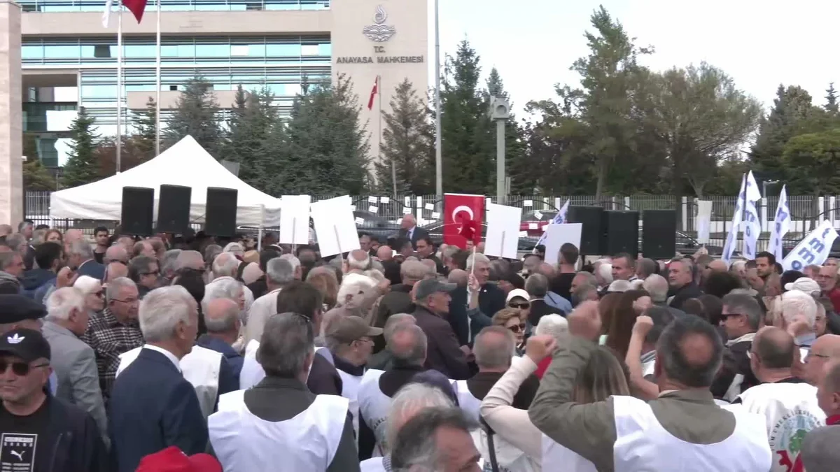 YENİ Partili Günaydın AYM önünde eylemde "Türkiye'yi sansürle susturamazsınız" dedi