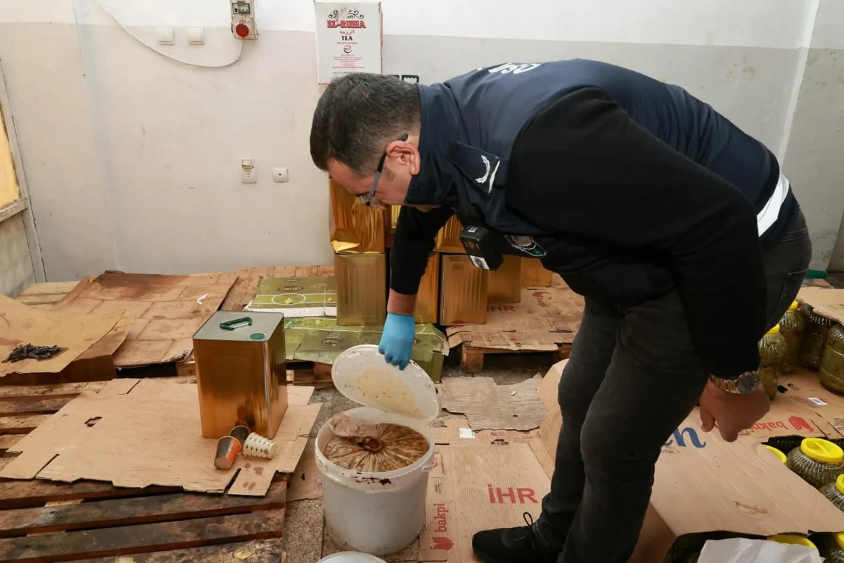 Zeytinyağı, salça, salamura yaprak, turşu... 6,5 ton küflenmiş ürün imha edildi