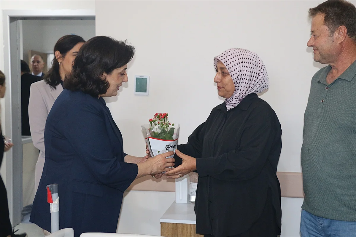 Adana'da palyatif hastalarına Karşıyaka Devlet Hastanesi'nde müzik dinletisi verildi