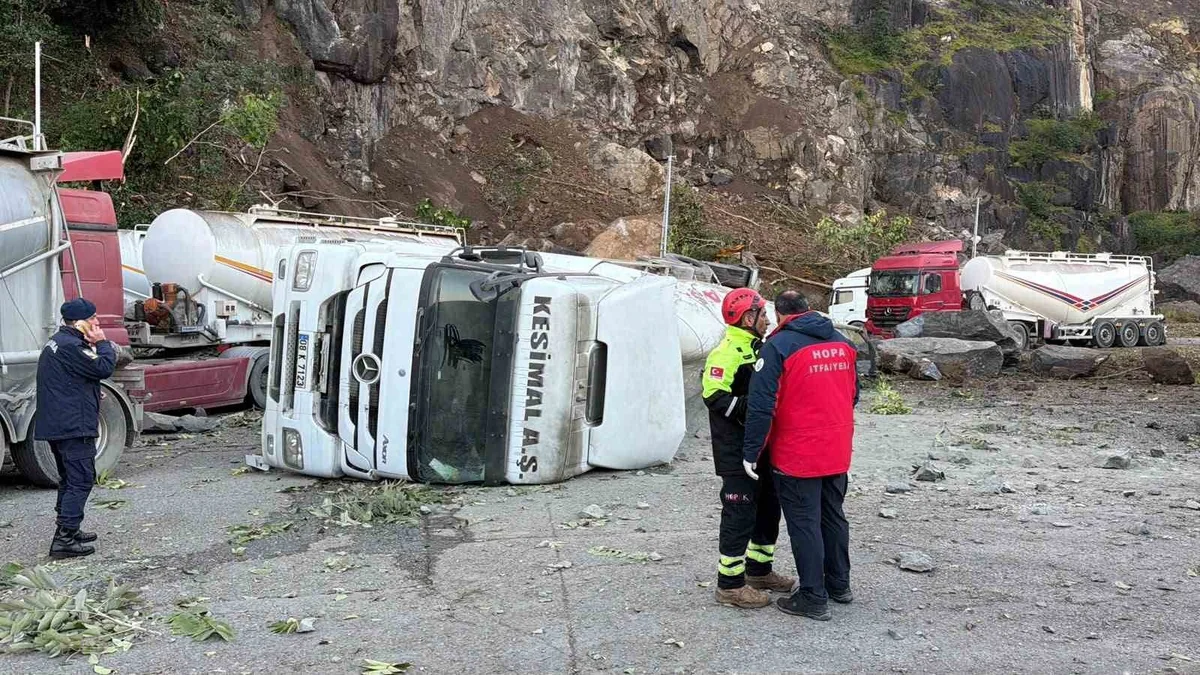 Artvin Hopa'daki tır parkında heyelanda 1 kişi hayatını kaybetti