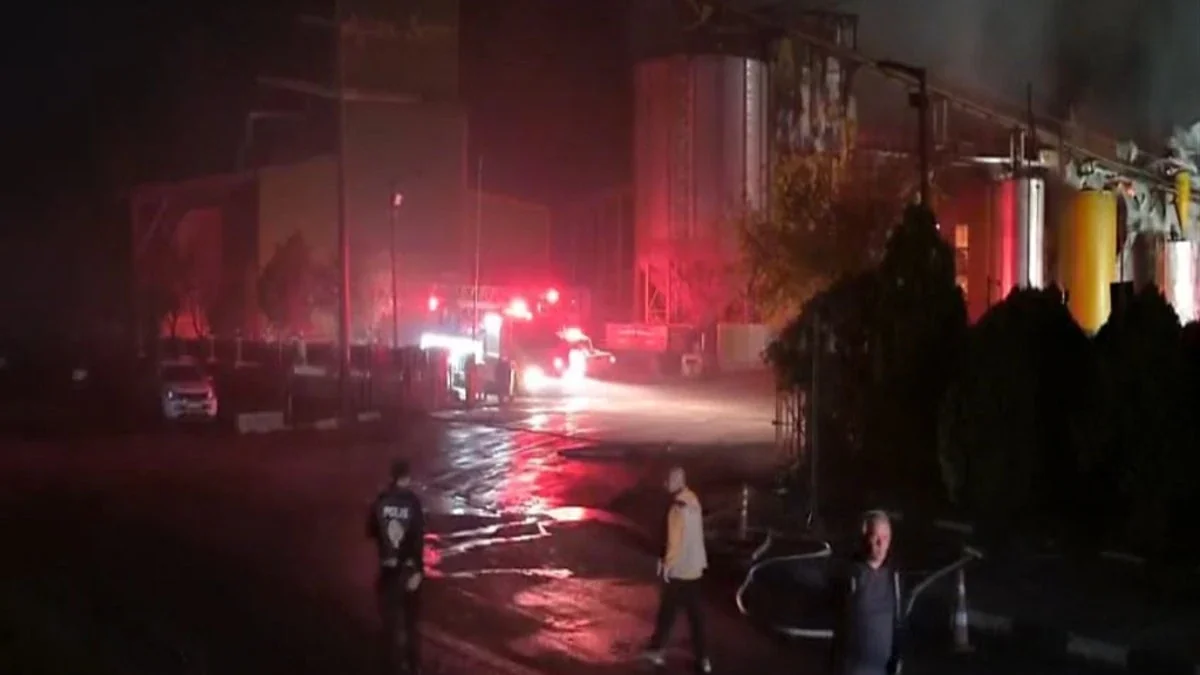 Balıkesir'de yağ fabrikasındaki yangın 8,5 saatte kontrol altına alındı