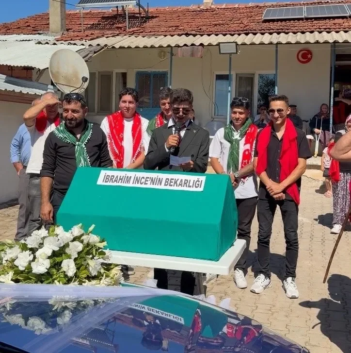Bilecik'teki köy düğününde damadı çatıya çıkaran arkadaşları, insan kulesi kurarak yemek istedi. (Foto: İHA)