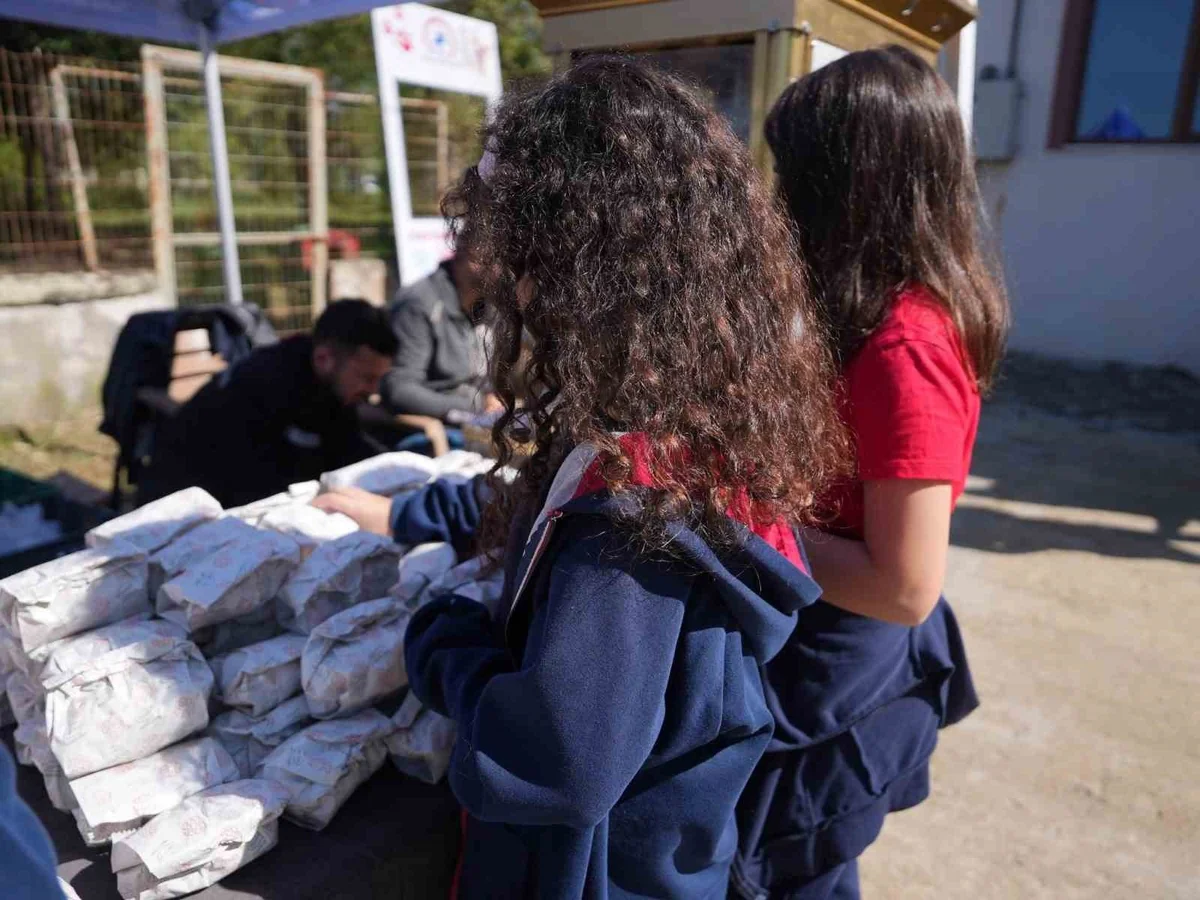 Düzce'de öğrenciler Mergiç Hayvan Konukevi'ni ziyaret edip mama bağışladı