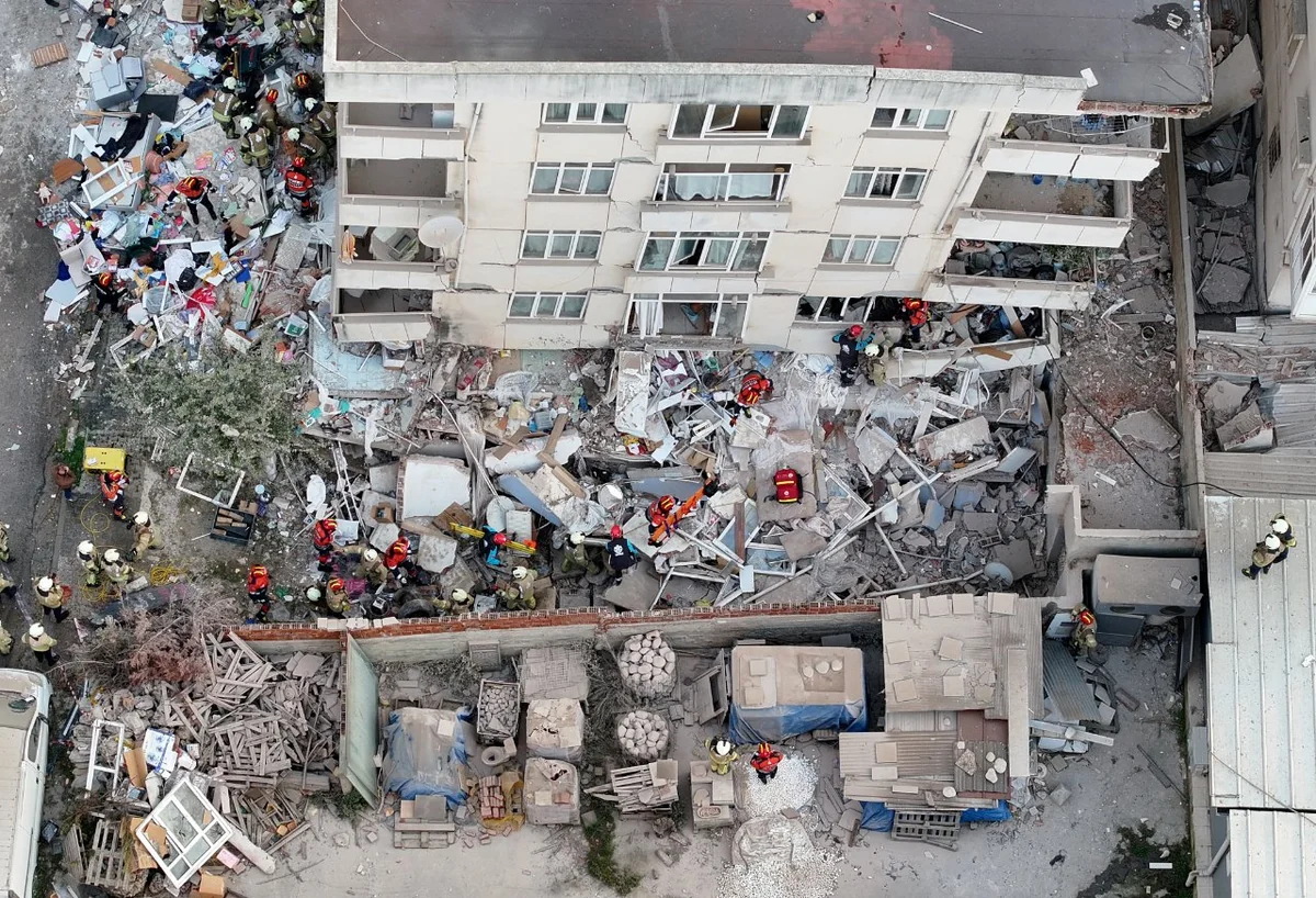 Facia geliyorum demiş! Maltepe'de çöken binanın 'harap kolonları' böyle görüntülendi