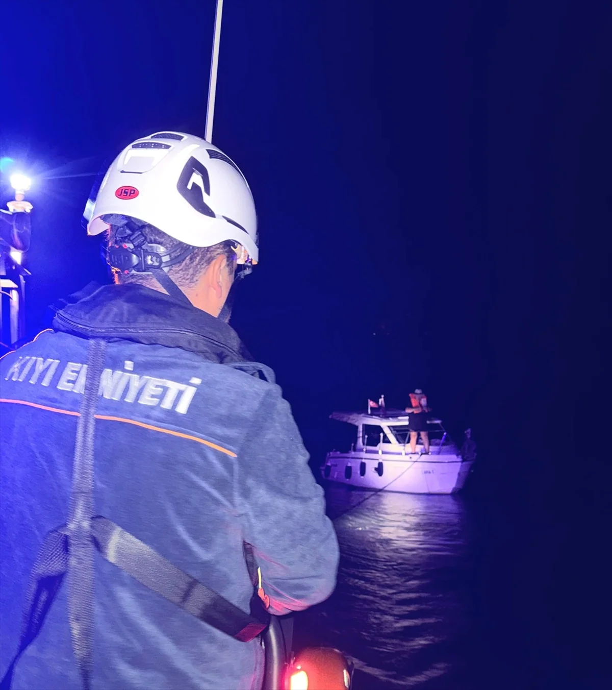 Fethiye'de sürüklenen teknedeki 2 kişi Kıyı Emniyeti ekiplerince kurtarıldı