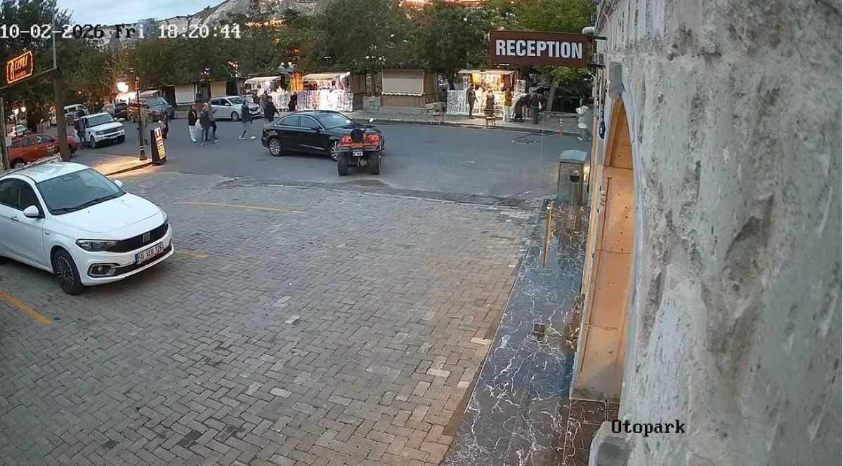 Göreme'de park halindeki ATV bilinmeyen nedenle hareket edip başka araca çarptı