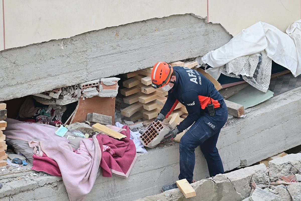 İstanbul Valiliği'nden yeni açıklama geldi! Maltepe'deki göçükte 3 kişi aranıyor