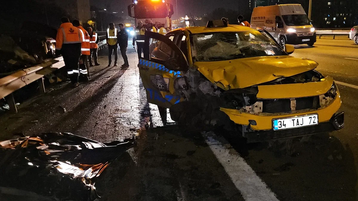 Kağıthane'de TEM Otoyolu'nda otomobil ve taksi çarpıştı: 1 ölü 2 yaralı
