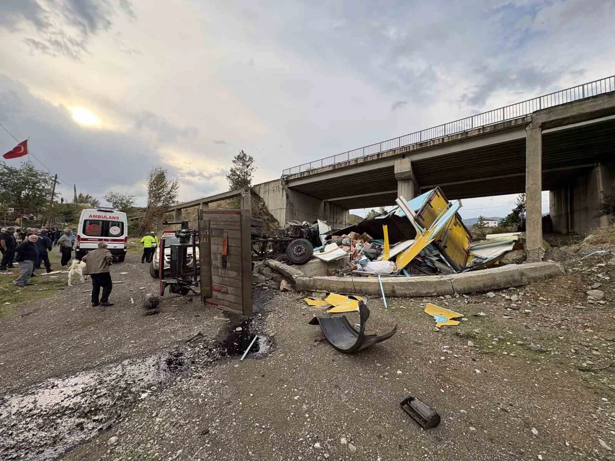 Kastamonu Tosya'da PTT kargo kamyonu 25 metrelik köprüden uçtu, 2 yaralı kurtarıldı
