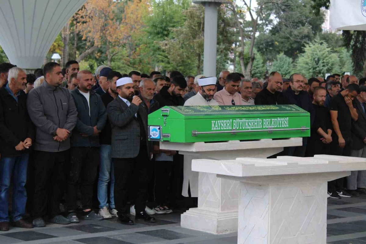Kayseri'de ceviz ağacından düşen 56 yaşındaki öğretmen kurtarılamadı