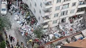 İstanbul'da 7 katlı binanın 3 katı çöktü! Mahsur kalanlar var