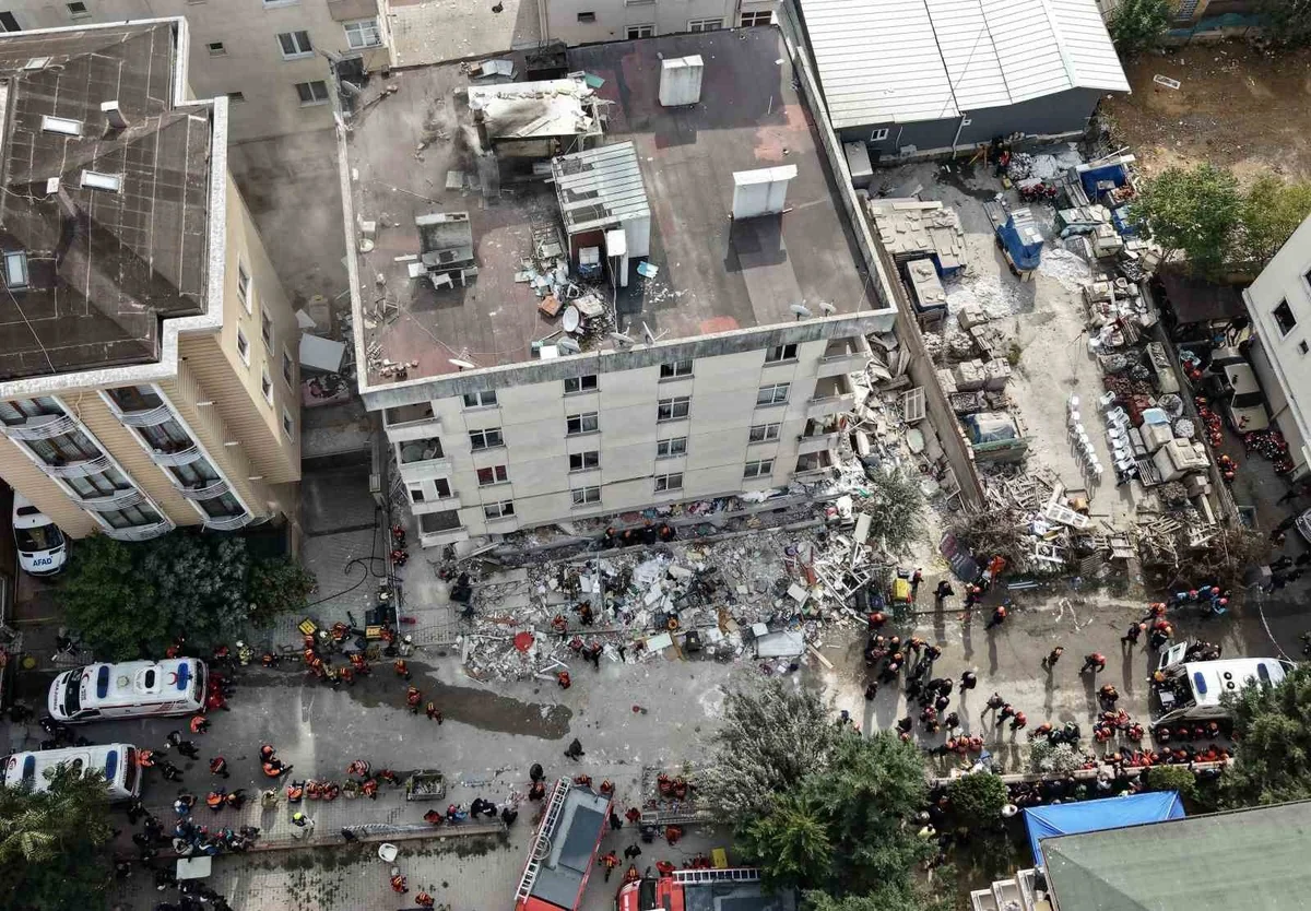 Maltepe'de 7 katlı binanın zemin üstü 3 katı çöktü, arama kurtarma sürüyor