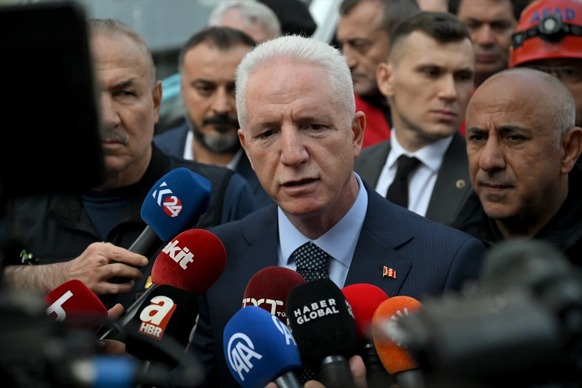 Maltepe'de kısmi çöken binada 2 kişi öldü, 3 kişi için kurtarma sürüyor