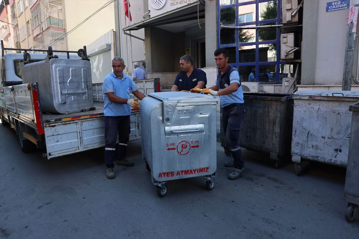Mersin Akdeniz'de hasar gören çöp konteynerleri yenileriyle değiştirildi