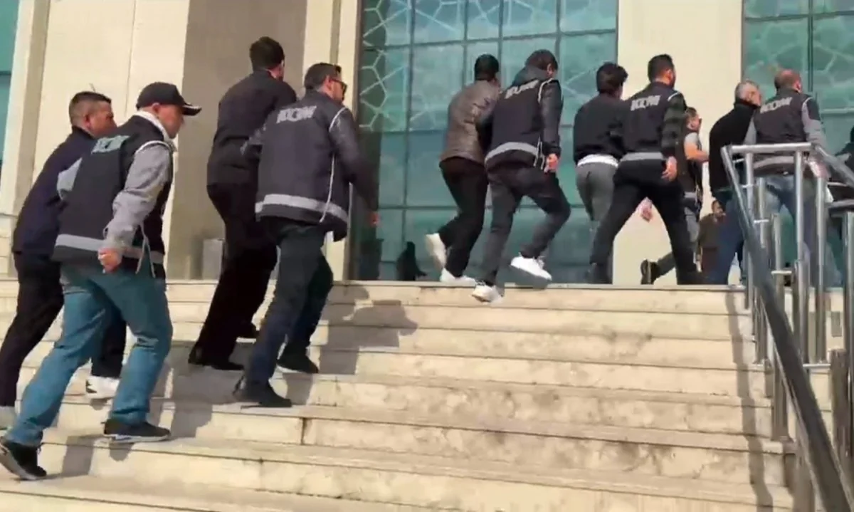 Oğlunun ihbarıyla pavyondaki rüşvet iddiaları ortaya çıktı! Belediye ve adliyeye uzanan operasyon