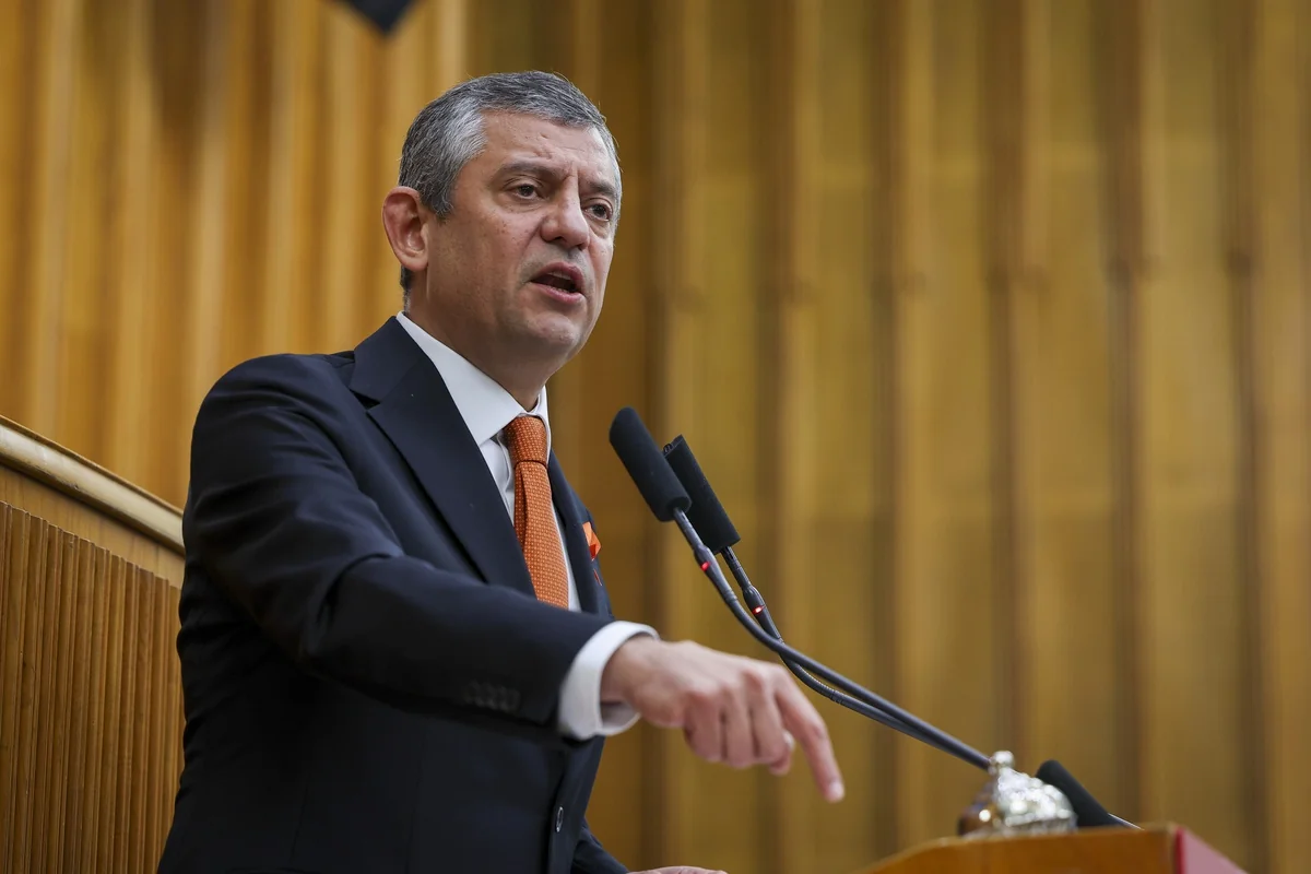 Özgür Özel, AK Parti'ye transfer olan Cemil Tugay'ı hain ve kukla olarak nitelendirdi