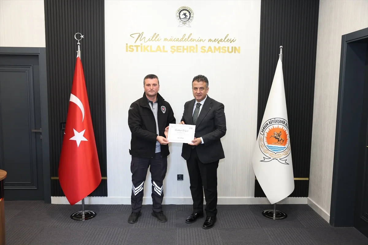 Samsun'da çocuğu tramvaydan kurtaran güvenlik görevlisine ikramiye verildi