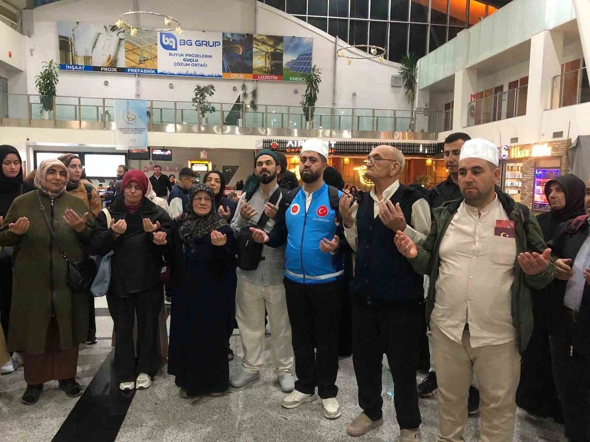 Sivas'ta özel gereksinimli İmamoğlu, hayırseverlerin desteğiyle umreye uğurlandı