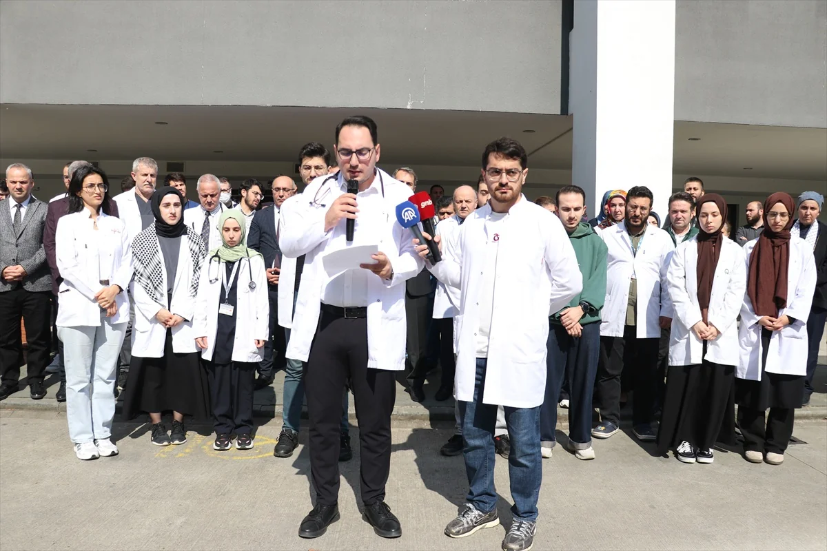 Trabzon'da sağlık çalışanları ve tıp öğrencileri Gazze için Farabi önünde toplandı