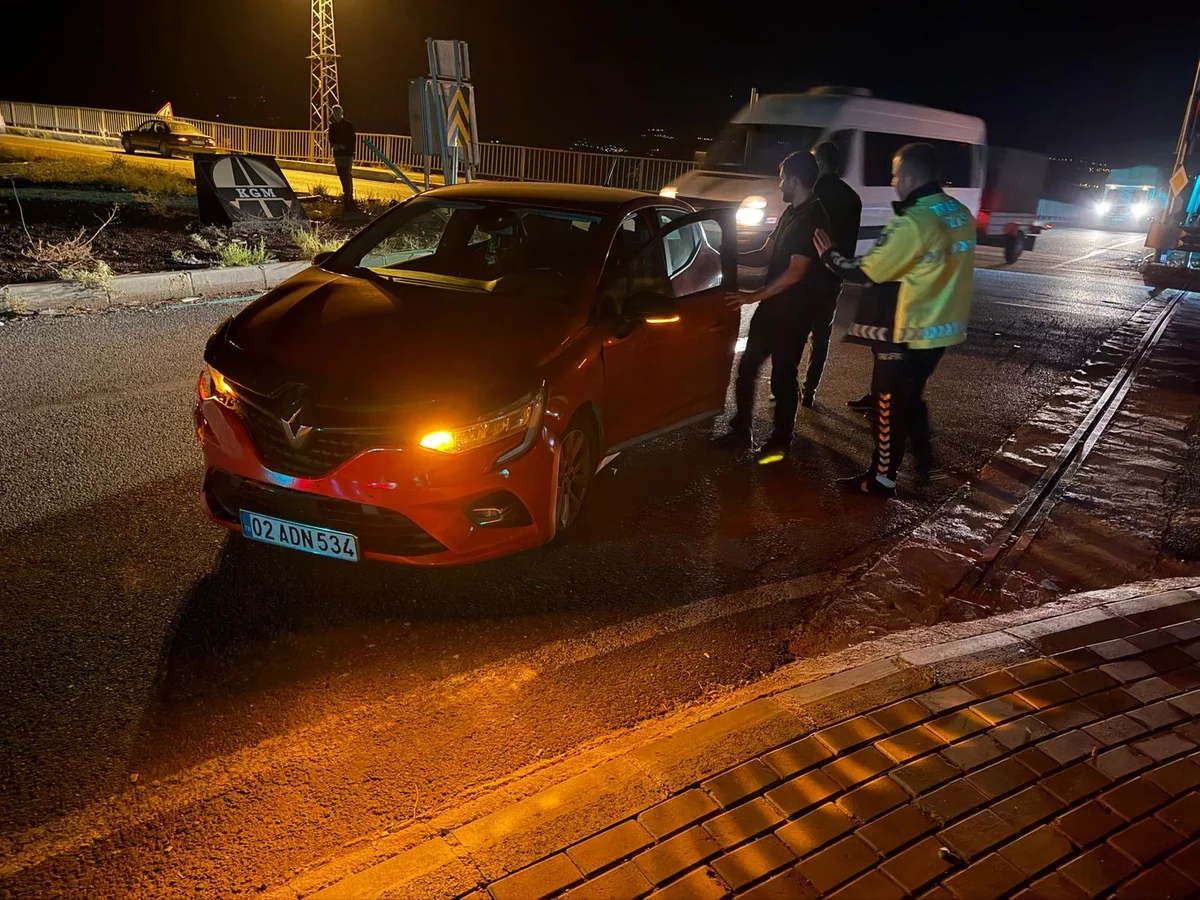 Adıyaman Kahta-Siverek yolunda iki araç çarpıştı, 4 kişi yaralandı